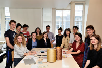 Portrait de groupe d'élèves en école de mode photographiés par Thomas L. Duclert, photographe professionnel de portrait à Paris pour CV, Linkedin, site web...