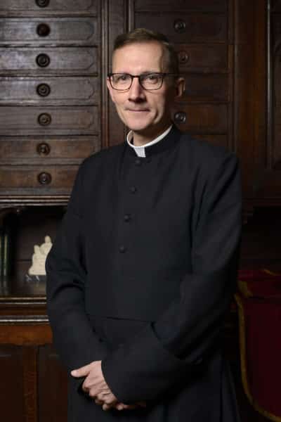 Père Julien D. photographié par Thomas L. Duclert, photographe professionnel de portrait à Paris pour CV, Linkedin, site web...
